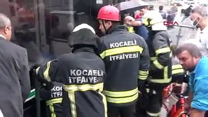 Ayağı tramvayla duvar arasına sıkışan kadını itfaiye kurtardı