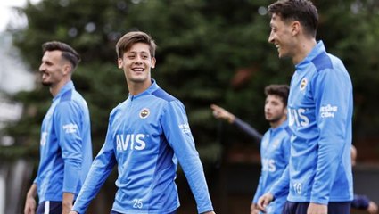 Pas sanatçıları! Usta Mesut Özil ve çırak Arda Güler'den idmanda resital