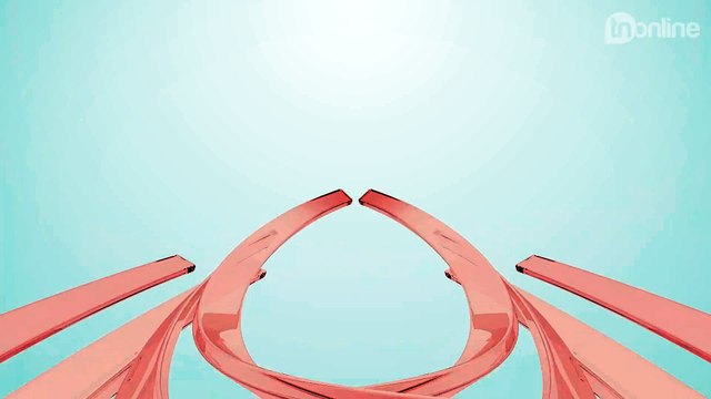 Motociclista cai após se enroscar em fios soltos na rua