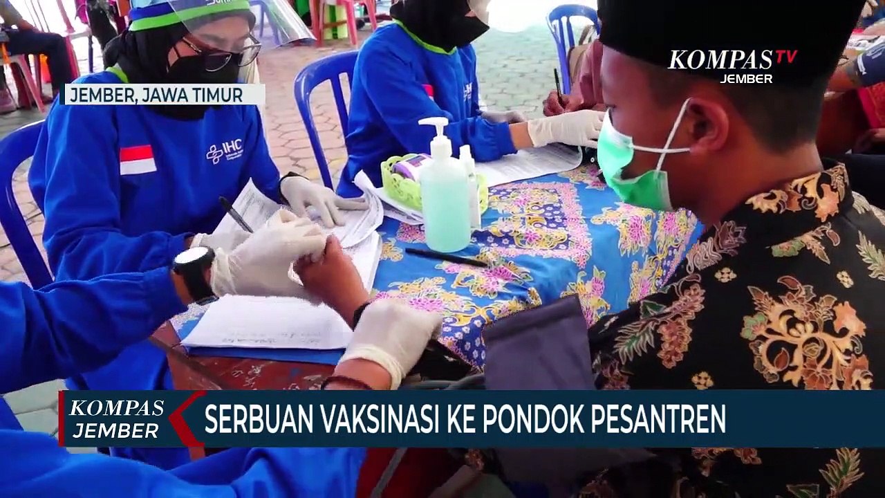 Serbuan Vaksinasi ke Pondok Pesantren, Tak Hanya Santri, Warga Juga Divaksin