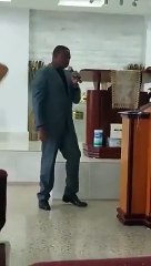 Pastor morre no altar após dizer “Glorificado seja o nome do Senhor”