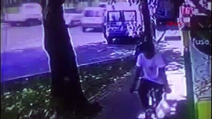 Hırsız önce kolasını içti sonra bilgisayarı çaldı