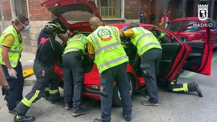 Una pasajera de un autobús herida grave tras colisionar contra un coche en Madrid