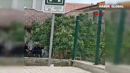 Kadın kuaförü önünde 'ters baktın' kavgası kamerada