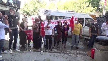 Çocukları dağa kaçırılan aileler HDP İl Başkanlığı önünde eylem yaptı