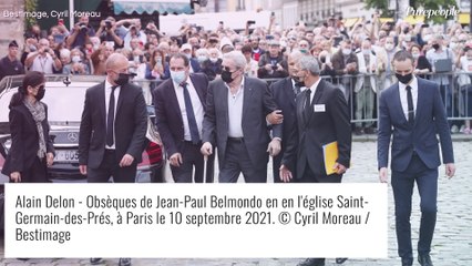 Download Video: Obsèques de Jean-Paul Belmondo : Alain Delon, près du cercueil, 