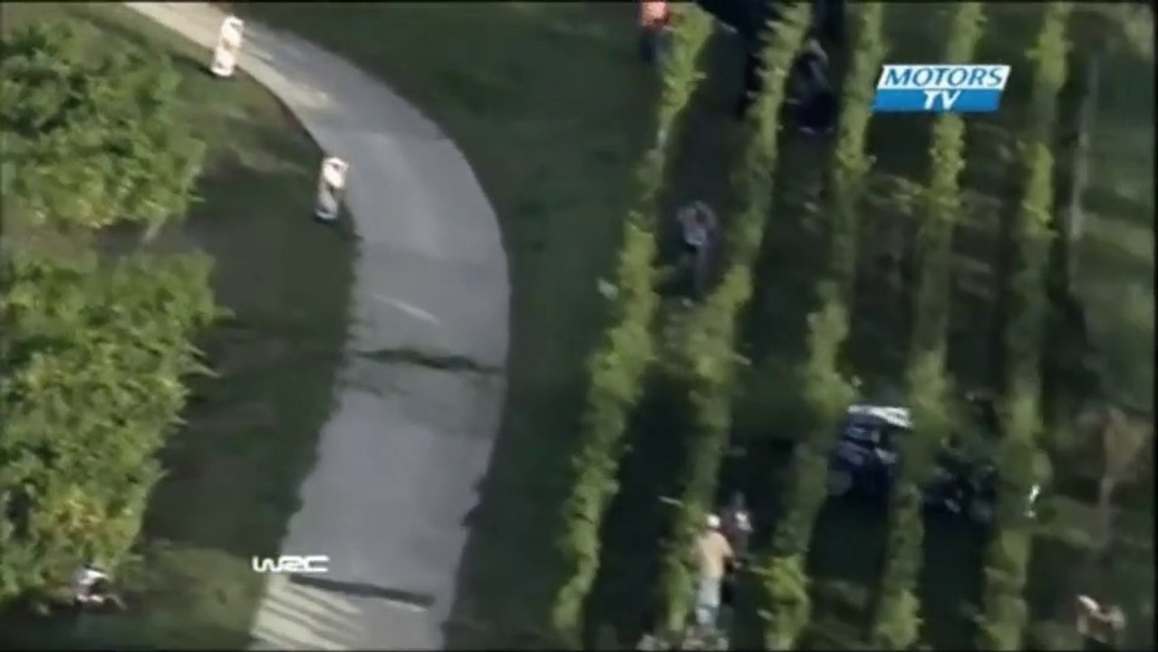 Un pilote de ralenti sort de la piste, se crashe et arrache un poteau électrique