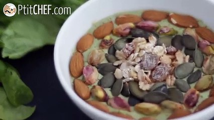Smoothie bowl kiwi menthe pousses d'épinards
