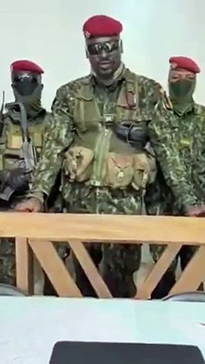 Après avoir arrêté Alpha Condé, MAMADY DOUMBOUYA annonce la dissolution de la constitution