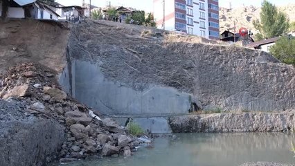 Gümüşhane'de göçük: Daha önce boşaltılan evin bir kısmı büyük bir gürültüyle yıkıldı