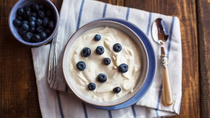 Skyr Explained: Is This Icelandic Yogurt a Healthy Choice? 🥄