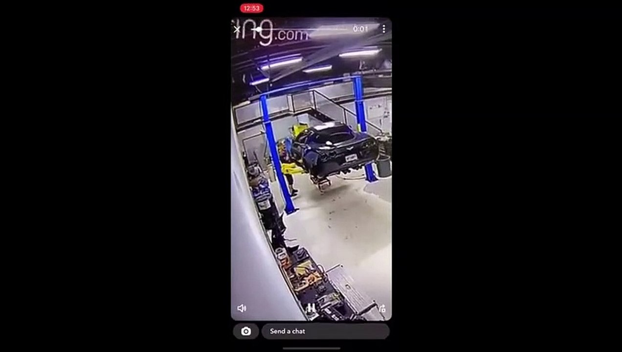 Une corvette chute du pont chez le mécanicien... douloureux