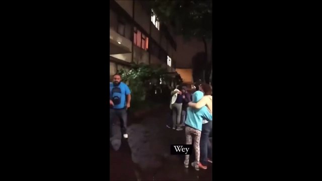 Des passants essaient de rester debout pendant le tremblement de terre au Mexique !