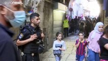 شاهد: لحظة محاولة شخص طعن عناصر تابعة للشرطة الإسرائيلية في القدس