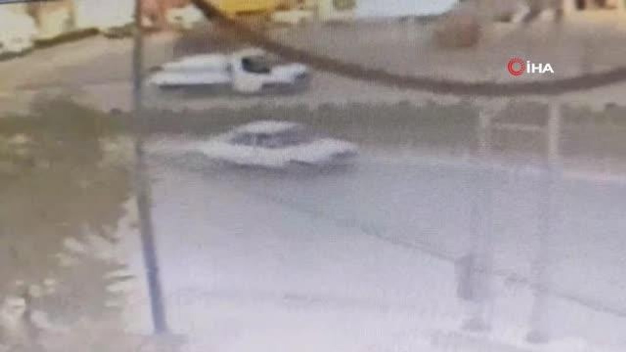 Son dakika haber... Hatalı şerit değiştiren sürücü takla atan otomobilde sıkıştı: Kaza anı kamerada