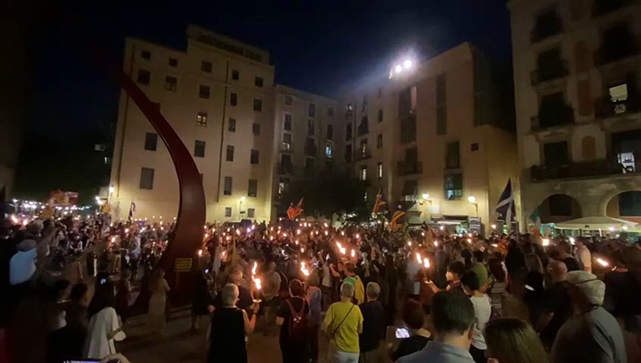 Marxa de torxes per la independència al Fossar de les Moreres / Guillem Ramos