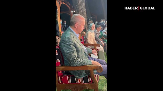 Cumhurbaşkanı Erdoğan, kendi seslendirdiği şiiri dinlerken gözyaşlarına hakim olamadı