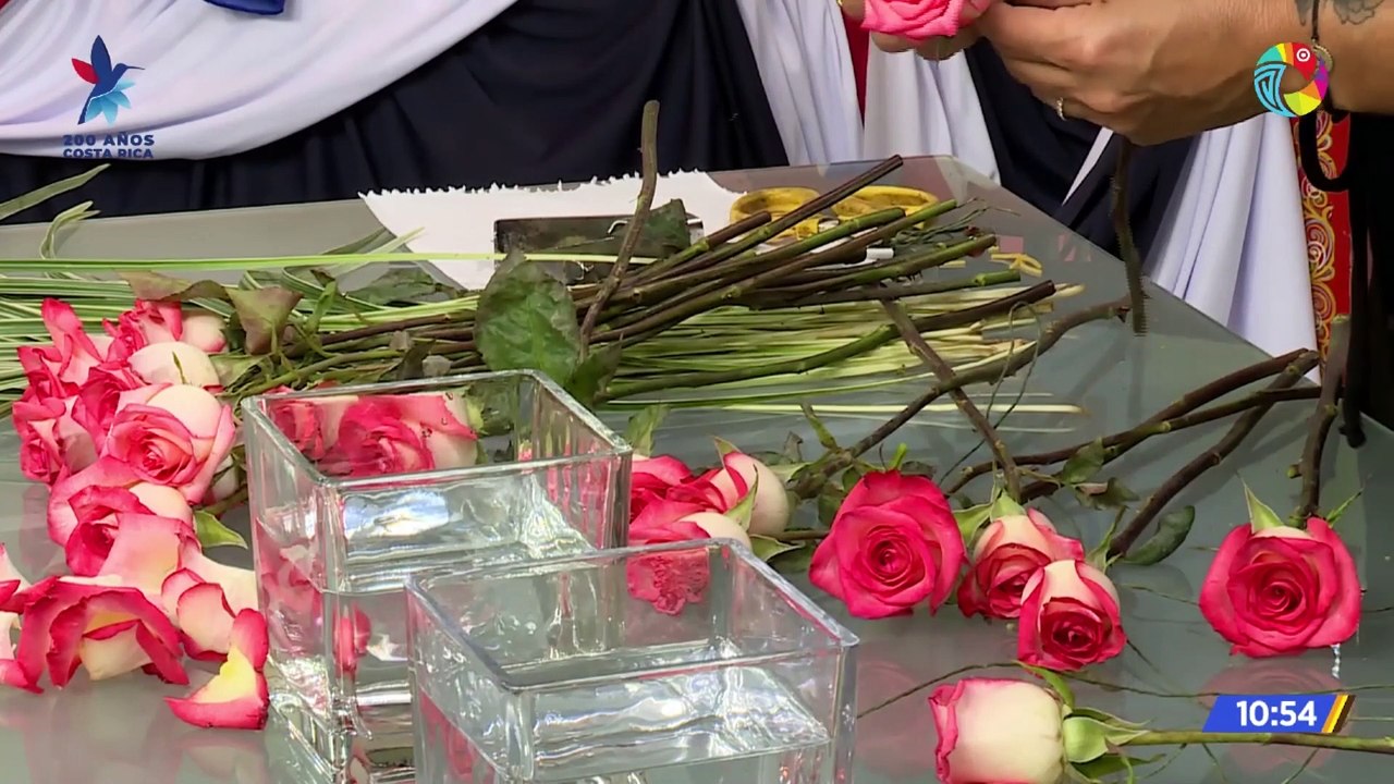 ELABORAMOS RAMOS EN ESPIRAL CON ROSAS