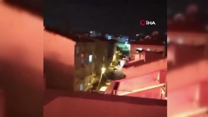 Bağcılar'da bitişik 2 metruk binanın çatısı alev alev yandı