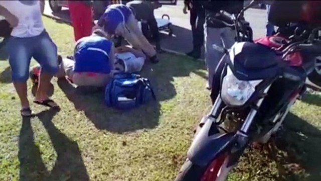 Peugeot e motocicleta batem em cruzamento na Avenida Brasil, no Bairro Coqueiral