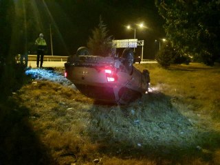 Şarampole yuvalanan araçtaki sürücüyü vatandaşlar kurtardı