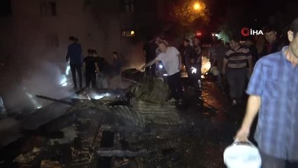 Yangında 2 ahır, 1 ambar ve 2 garaj yeri kül oldu