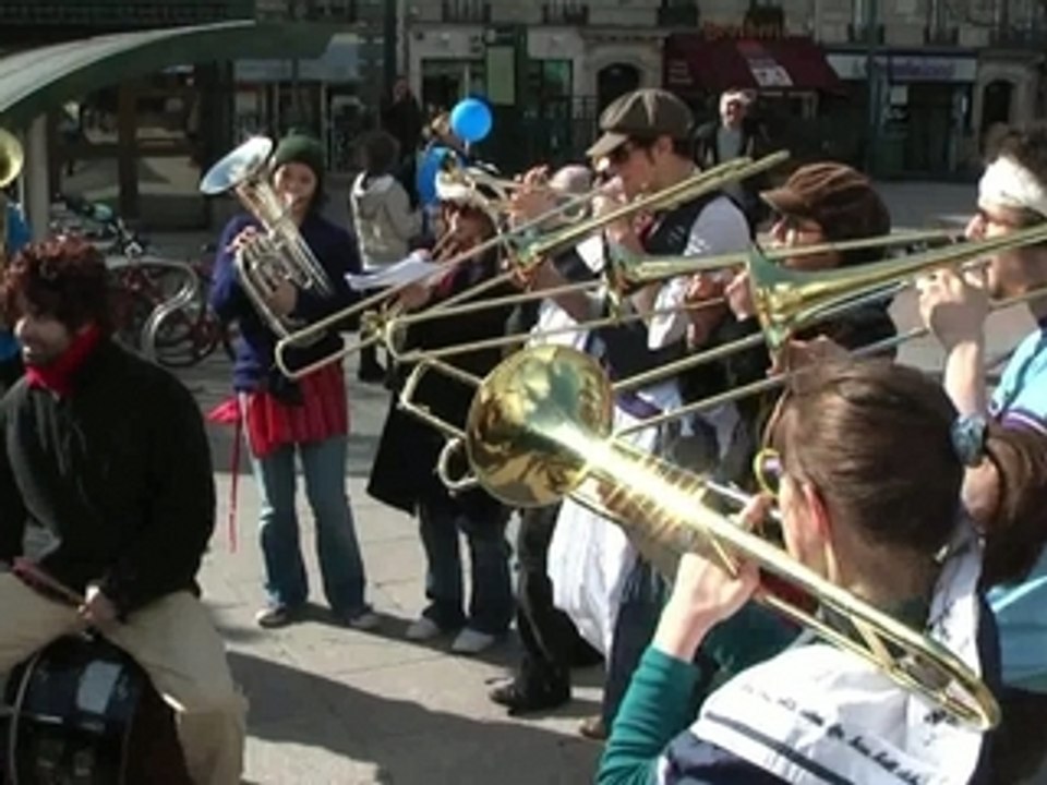 Distribution de tracts en fanfare à Neuilly-sur-seine