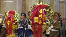 شاهد: الزعيم الكوري كيم جونغ وزوجته يوجهان تحية إحترام لذكرى قادة البلاد السابقين