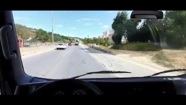 Son dakika haber... KARTAL'DA KAZAYA DAVETİYE; YOLA DÜŞEN ÇUVALLAR SÜRÜCÜLERE ZOR ANLAR YAŞATTI