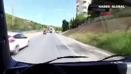 Kamyonetten yola düşen çuvallar faciaya neden oluyordu