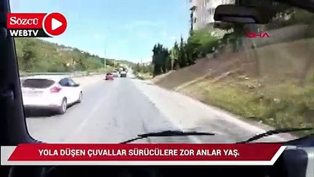Kartal'da kazaya davetiye: Yola düşen çuvallar sürücülere zor anlar yaşattı