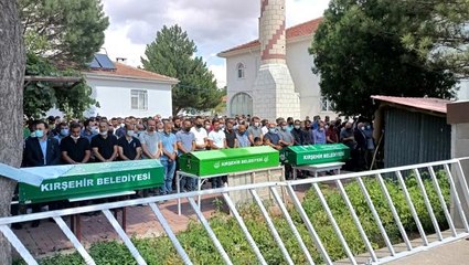 Göz ameliyatı için çıktıkları yolda trafik kazasında can veren aynı aileden 3 kişi son yolculuğuna uğurlandı