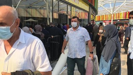 İNDİRİMLİ HALI ALMAK İSTERKEN SOSYAL MESAFEYİ UNUTTULAR