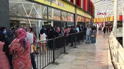 İndirimli halı almak isterken sosyal mesafeyi unuttular