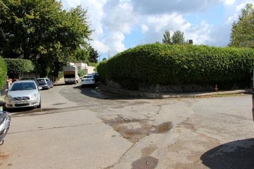 SARIYER'DE OTOMOBİLLE YOLDA YATAN KÖPEĞİN ÜZERİNDEN GEÇTİ