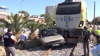 Trenin çarpıp 300 metre sürüklediği araçtan sağ kurtuldu