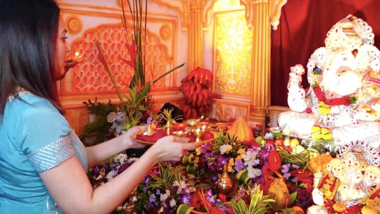 Taarak Mehta fame Babita aka Munmun Dutta ने की गणपति बप्पा की पूजा  | FilmiBeat