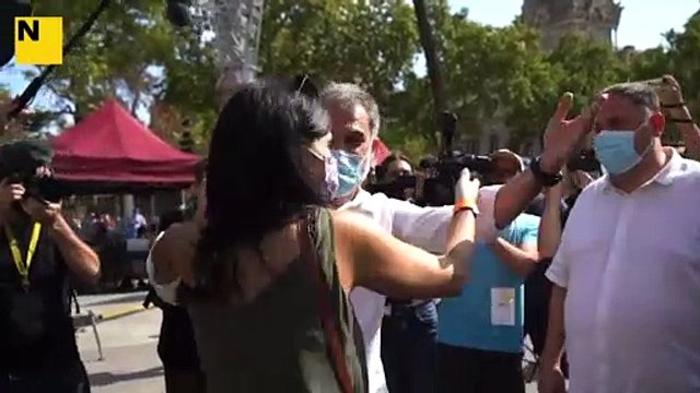 Retrobament entre abraçades dels polítics assistents a l'acte d`'Òmnium per la Diada 2021