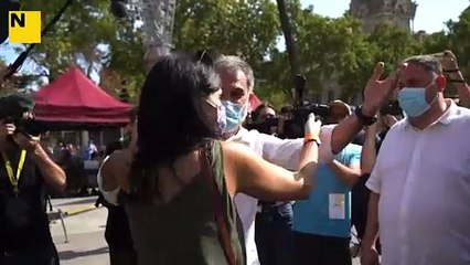 Retrobament entre abraçades dels polítics assistents a l'acte d`'Òmnium per la Diada 2021