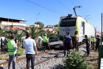 Hemzemin geçitte yolcu treninin çarptığı otomobilin sürücüsü hafif yaralandı