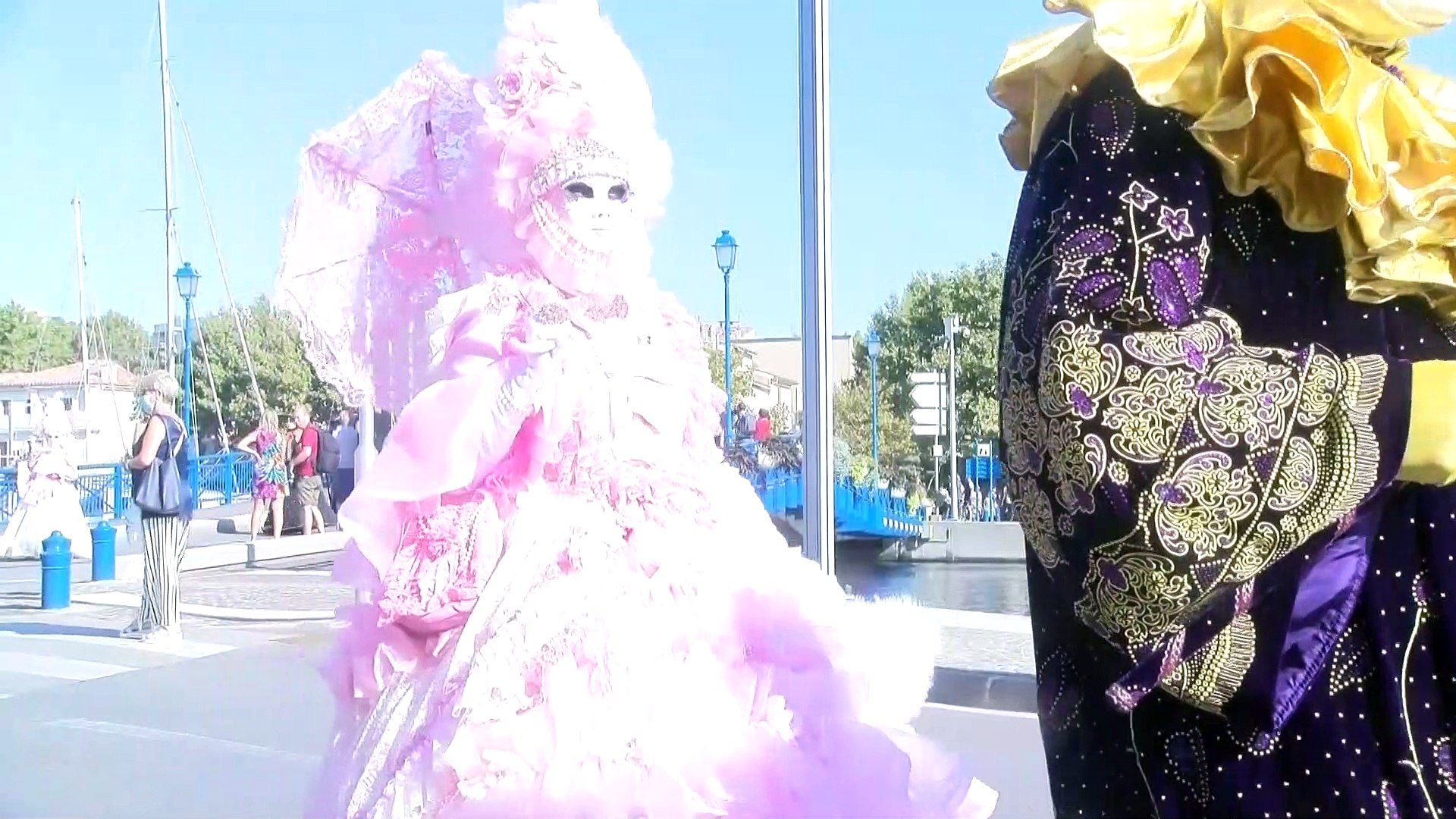 Le grand retour des Masqués Vénitiens dans les rues de Martigues - Vidéo  Dailymotion