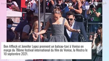 Jennifer Lopez, bombesque ultra décolletée, échange un baiser avec Ben Affleck à la Mostra