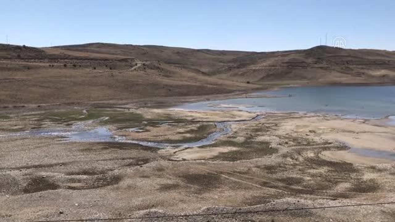 Kuraklık nedeniyle baraj suları çekilince eski mahalle mezarlığı gün yüzüne çıktı
