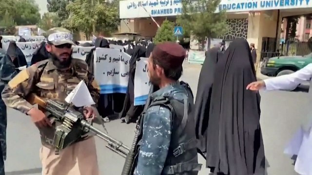 Centenas de mulheres mostraram apoio ao regime talibãs