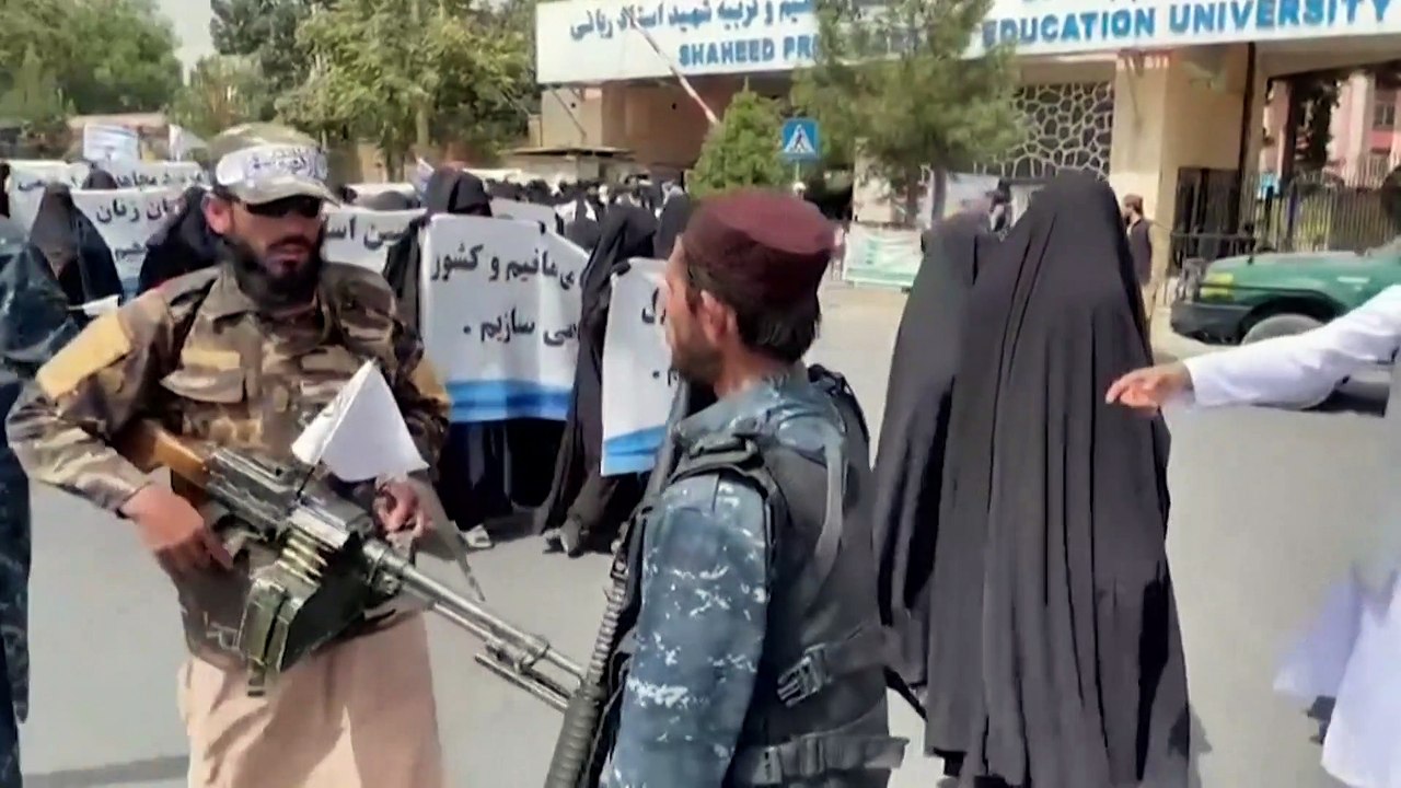 Afghanistan: 300 vollverschleierte Frauen demonstrieren für Taliban