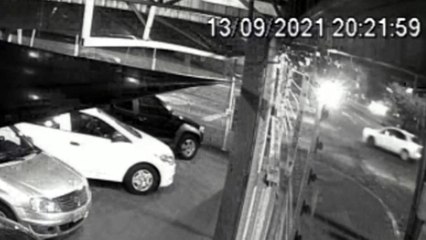 Vídeos mostra colisão entre carro e moto na Avenida Rocha Pombo