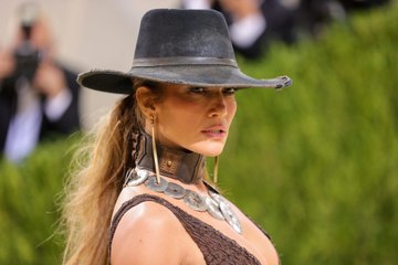 Télécharger la video: Jennifer Lopez Wore a Cowboy Hat With a Low-Cut, Thigh-Slit Gown at the Met Gala