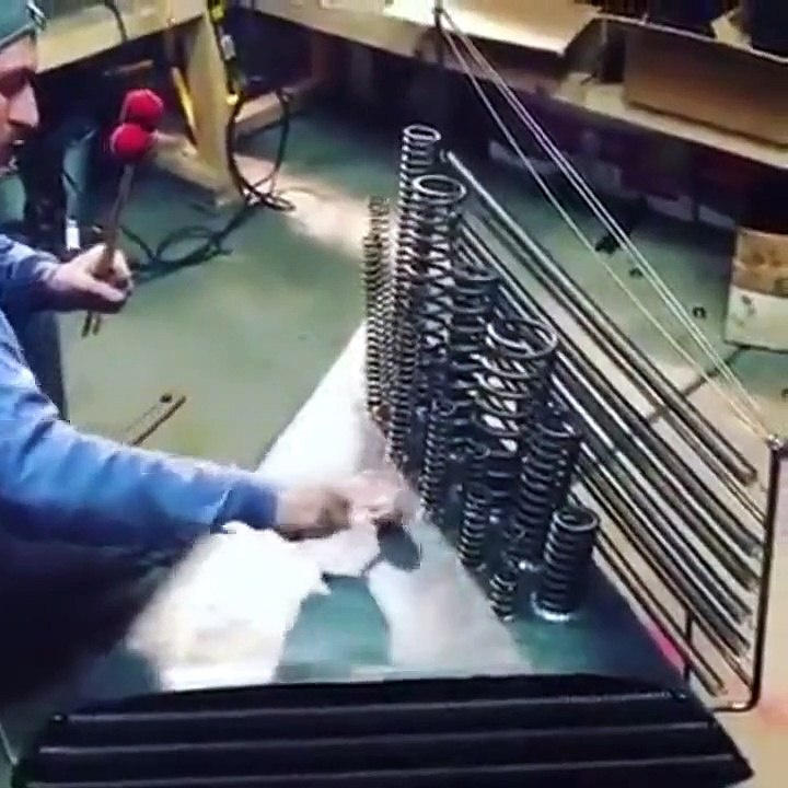 Il fait les bruitages d'un film d'horreur en direct