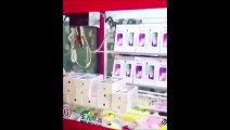 Il gagne 12 iPhones aux pinces à la fête foraine... Joli