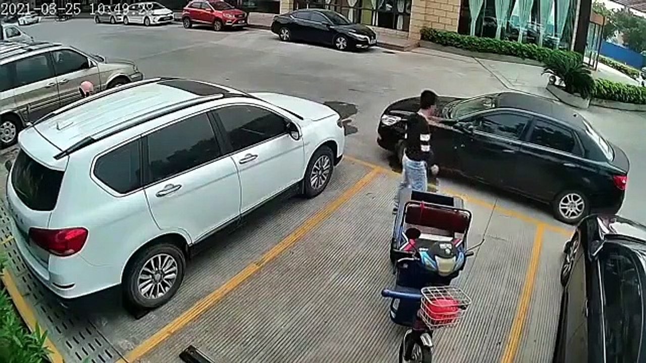 Comment sortir un vélo cargo d'un emplacement entouré de voitures ?